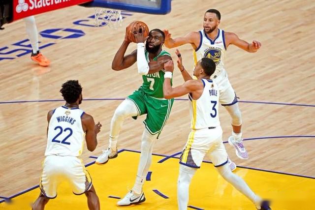 拉塞尔44分字母哥三双 湖人险胜雄鹿重回第九